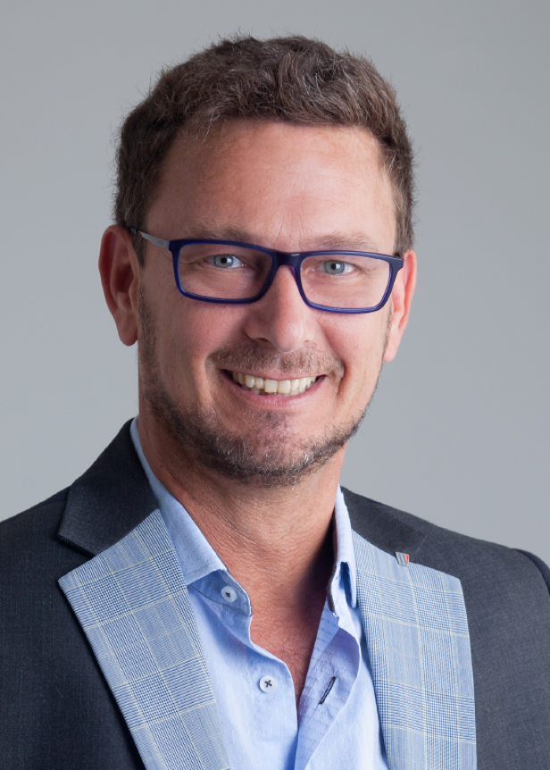 Ein Mann mit Brille im Anzug