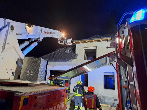 Feuerwehreinsatz in St. Valentin an einem Gebäude in der Nacht.