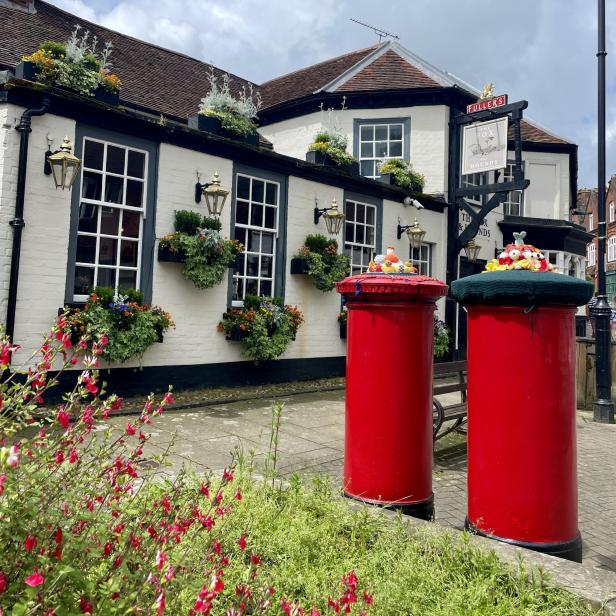 Britisches Pub mit Briefkasten