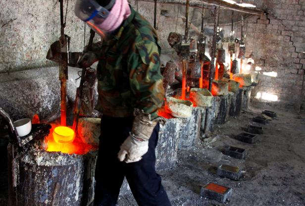 FILE PHOTO: A worker at the a smelting workshop prepares to pour the rare earth metal Lanthanum into a mould near the town of Damao in China's Inner Mongolia Autonomous Region Die Verarbeitung von Seltenen Erden erfordert teilweise über 100 Arbeitsschritte.