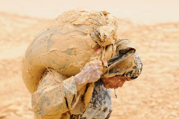 FILE PHOTO: A man works at the site of a rare earth metals mine at Nancheng county Im zentralen Süden Chinas werden Seltene Erden mit viel menschlicher Arbeitskraft abgebaut.