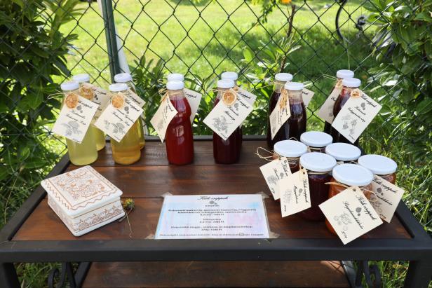 Am Wegesrand wird  Marmelade oder Honig verkauft