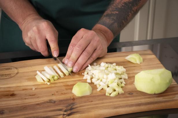 Kohlrabi in Würfel schneiden