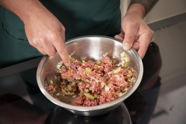 Faschiertes mit Jungzwiebeln, Knoblauch, Ingwer, Fischsauce, Zucker, Sojasauce, Sesamöl, Kohlrabi, Salz und Pfeffer gut vermengen.