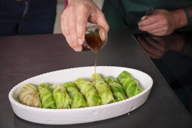 Rouladen mit Hühnersuppe übergießen
