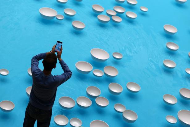 Schwimmende Klangkunst The artwork clinamen by artist Celeste Boursier-Mougenot Paris
