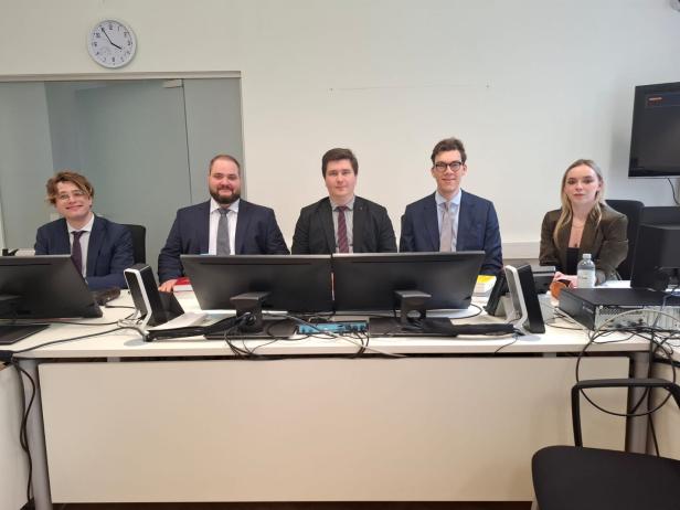 Die gut gefüllte Richterbank 46-215833947
