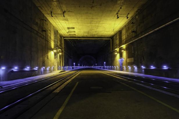 Der Tunnel am Knoten Hadersdorf erleuchtet mit gelben und blauem Licht.