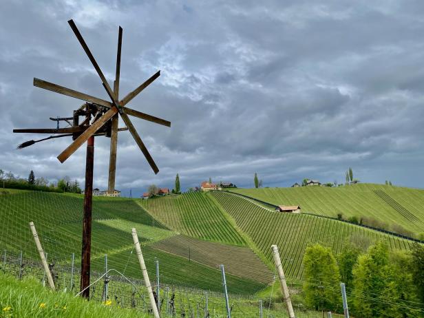 Ein Klapotetz thront auf einem Hügel in der malerischen Südsteiermark.