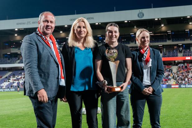 POKALÜBERGABE AN ÖSTERREICHS FUSSBALLERIN DES JAHRES 2024 BARBARA DUNST POKALÜBERGABE AN ÖSTERREICHS FUSSBALLERIN DES JAHRES 2024 BARBARA DUNST