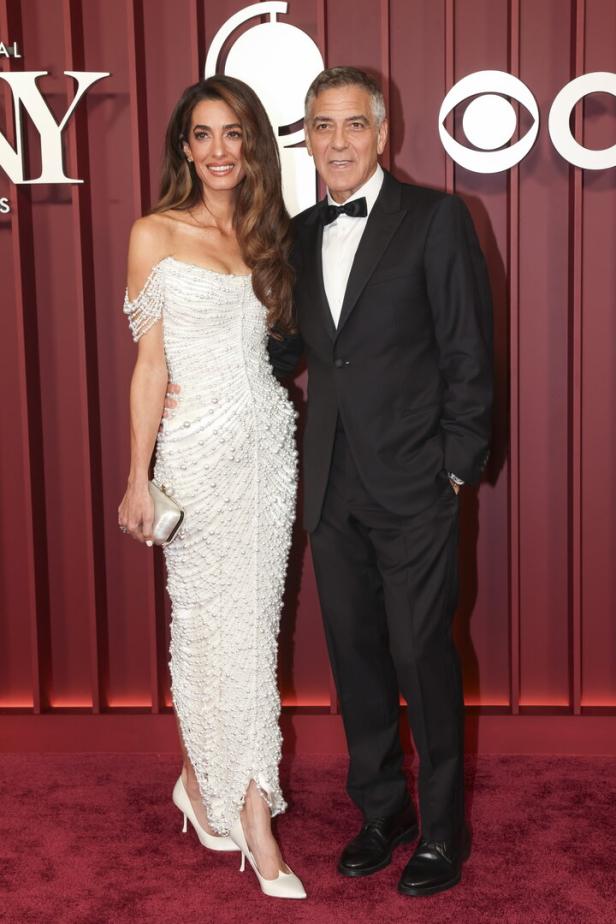 Amal und George Clooney auf dem roten Teppich der 78. Tony Awards.