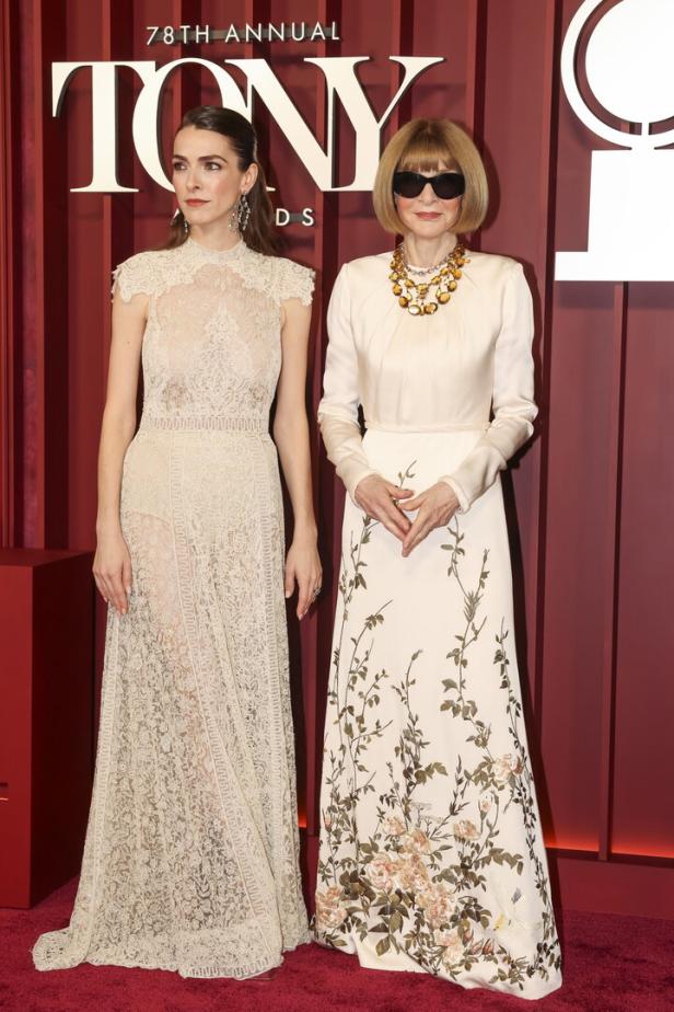 Zwei Frauen, darunter Anna Wintour, auf dem roten Teppich der 78. Tony Awards.