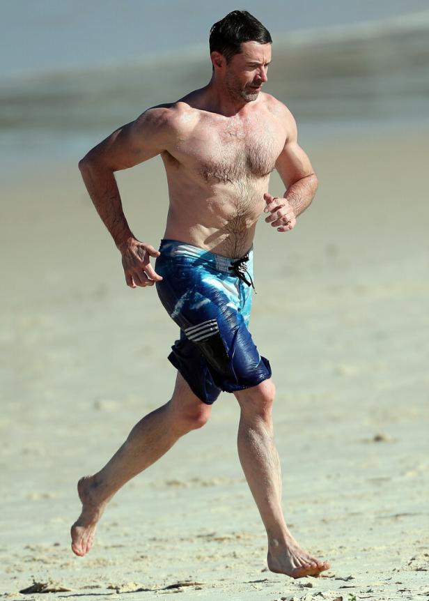 Hugh Jackmans durchtrainierter Körper zieht am Strand von Sydney die Aufmerksamkeit auf sich.