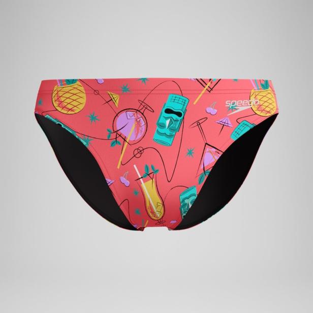 Ein Speedo-Badeslip mit einem Muster aus tropischen Cocktails, Ananas und Tiki-Masken.