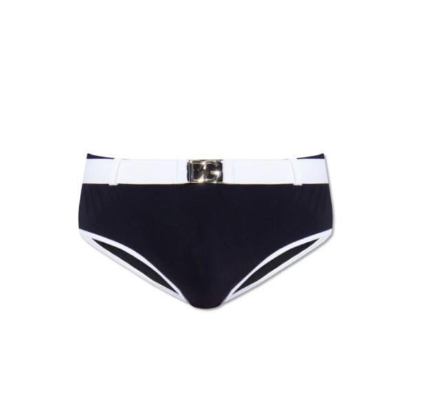 Ein schwarzer Badeslip mit weißem Bund und goldener „DG“-Schnalle.