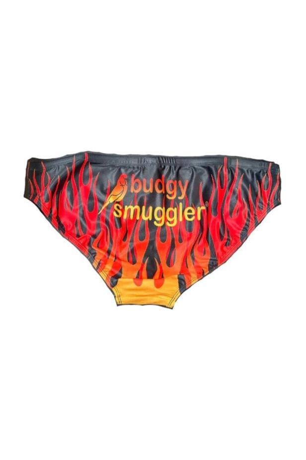 Eine Badehose mit Flammenmuster und dem Schriftzug „budgy smuggler“.