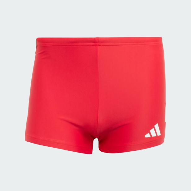 Eine rote Badehose der Marke Adidas.