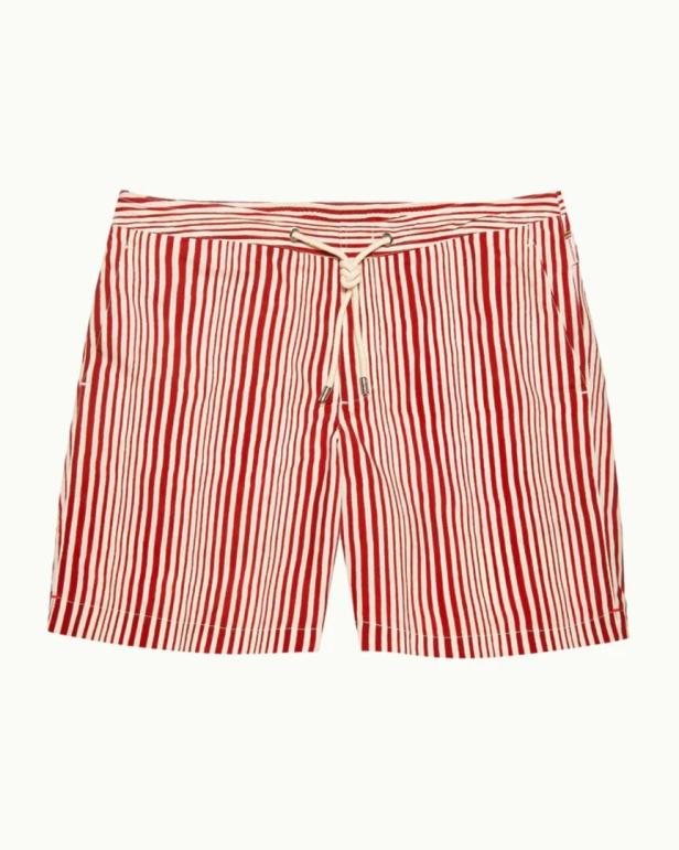 Eine kurze Hose mit roten und weißen Streifen und Kordelzug.