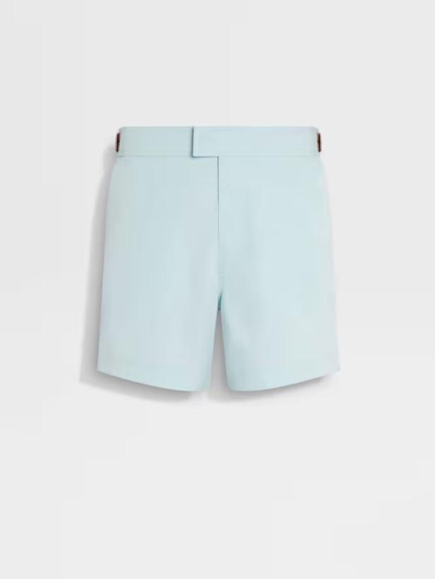 Eine hellblaue, elegante Shorts mit Gürtel auf weißem Hintergrund.