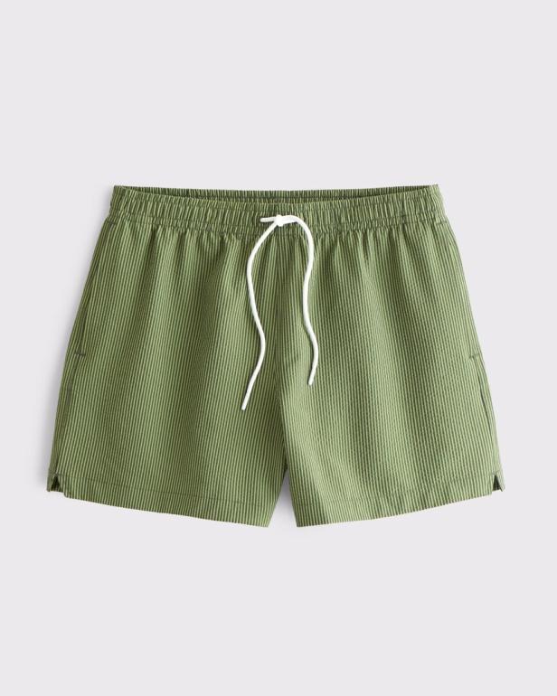 Eine grüne, gestreifte Kordshorts mit weißem Kordelzug.