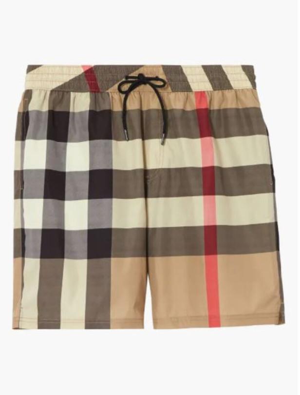 Eine karierte Badeshorts im Bermuda-Stil.