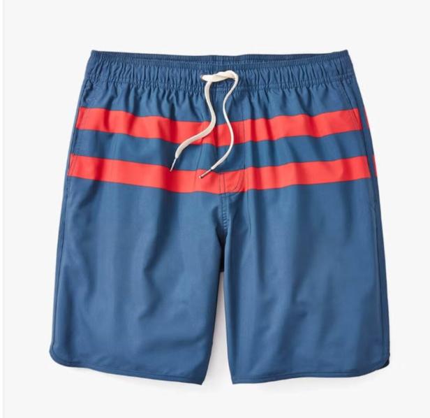 Blaue Badeshorts mit roten Streifen und weißer Kordel.