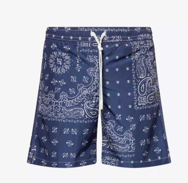 Eine blaue Badeshorts mit weißem Paisley-Muster und Kordelzug.