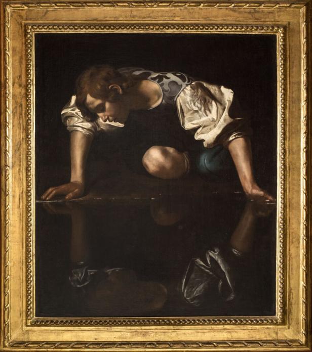 Ein Gemälde von Caravaggio zeigt Narziss, der sein Spiegelbild im Wasser betrachtet.