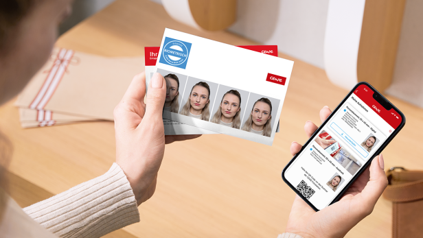 Eine Frau hält ausgedruckte Passbilder in ihrer linken Hand und in ihrer Rechten ein Handy mit der CEWE Sofortapp.