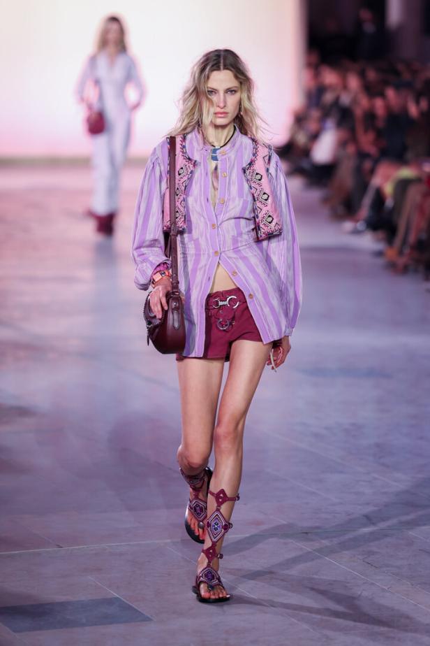 Ein Model läuft auf dem Laufsteg bei der Isabel Marant Modenschau für Frühjahr/Sommer 2025.