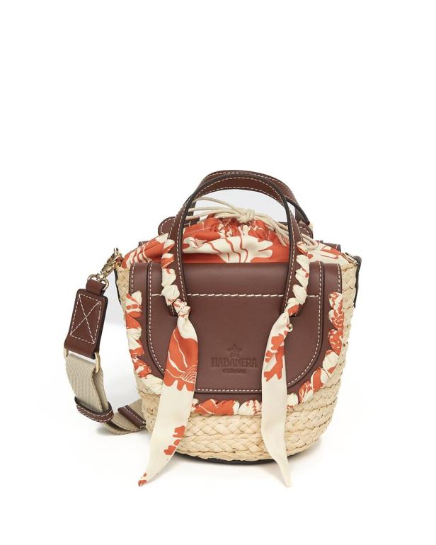 Eine braune „Habanera“-Handtasche mit Strohelementen und einem floralen Tuch.