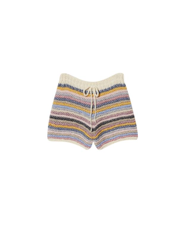 Eine gestrickte, kurze Hose mit bunten Streifen und Kordelzug.
