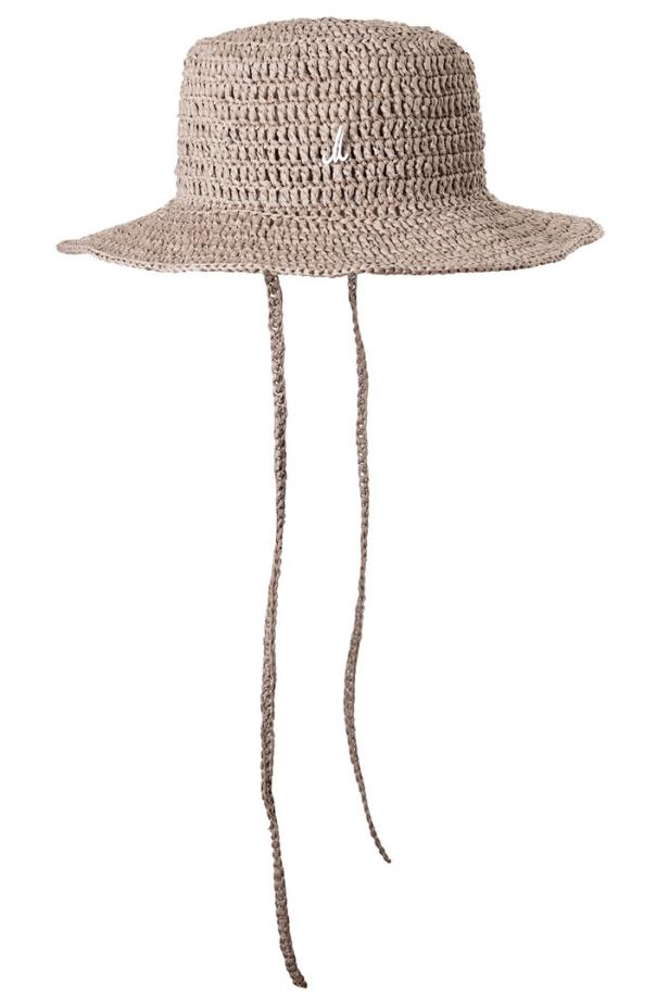 Ein gehäkelter Fischerhut mit Bindebändern in Beige.