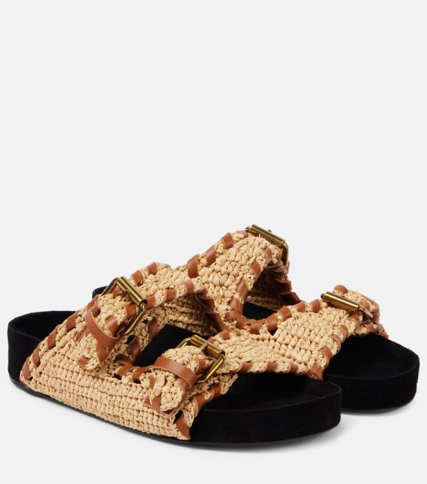 Ein Paar geflochtene Sandalen mit braunen Lederdetails und Schnallen.