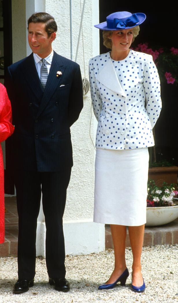 Prinz Charles und Prinzessin Diana posieren für ein Foto.