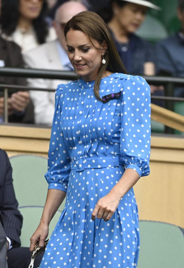 Kate Middleton in einem blau-weiß gepunkteten Kleid bei Wimbledon.