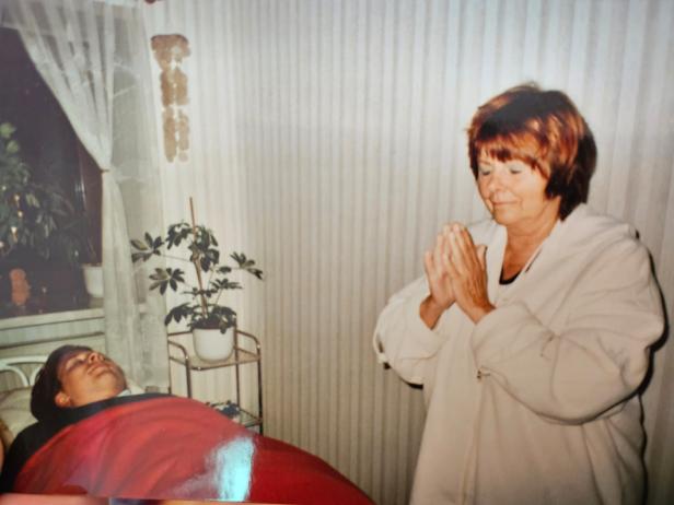 Elfriede Ott beim Reiki-Kurs