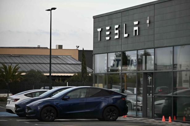 Tesla-Modelle warten auf Käufer: Dieser Tesla-Händler in Frankreich wurde sogar zum Ziel eines Brandanschlags.