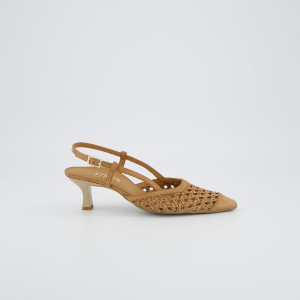 Ein beiger Slingpumps mit Absatz und geflochtenem Obermaterial vor einem weißen Hintergrund.