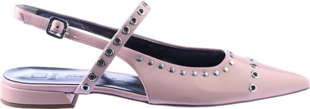 Ein hellrosa Slingpumps mit Nieten und Riemchen.