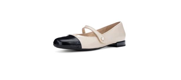 Ein cremefarbener Mary Jane Schuh mit schwarzer Spitze und kleinem Absatz.