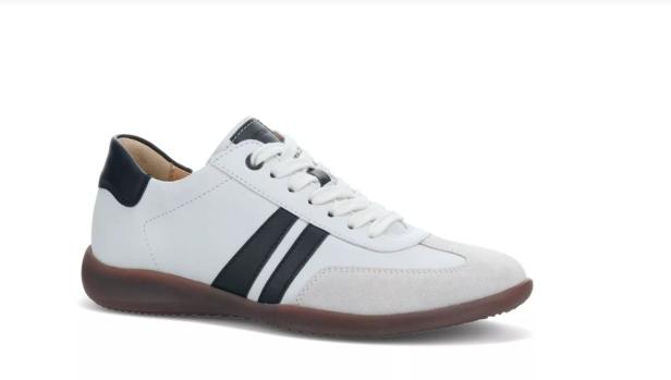 Ein weißer Sneaker mit schwarzen Streifen und brauner Sohle.