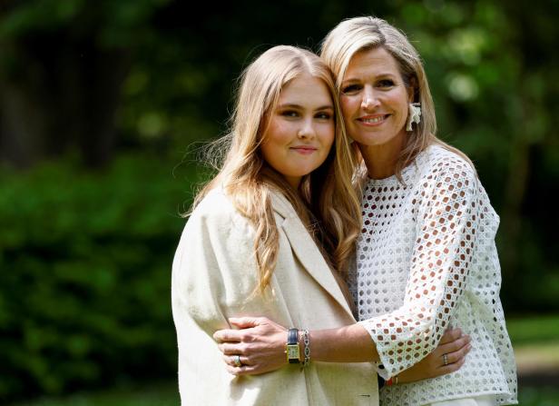 Die niederländische Königin Máxima und Kronprinzessin Amalia posieren während eines offiziellen Fotoshootings in Den Haag.