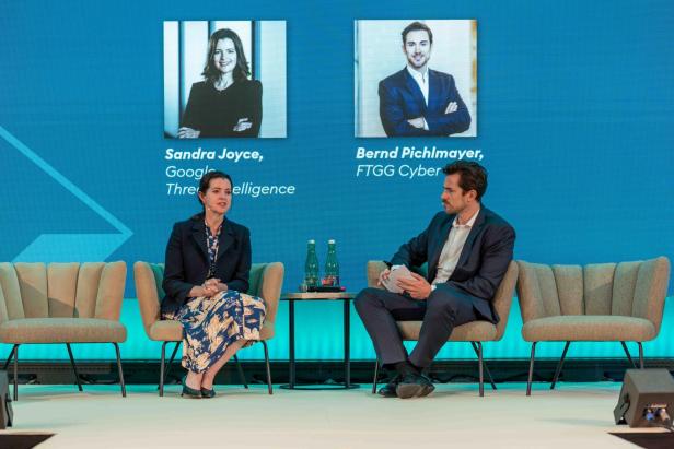Sandra Joyce (Google)  und Bernd Pichlmayer (FTGG Cyber) diskutieren zum Thema Datensicherheit.