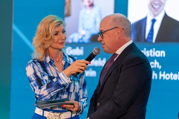 Moderatorin Nadja Mader (ORF) mit Co-Veranstalter und Hotelier Christian Harisch.