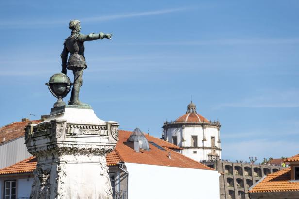 Denkmalstatue von Infante Dom Henrique vor dem Börsenpalast in Porto.