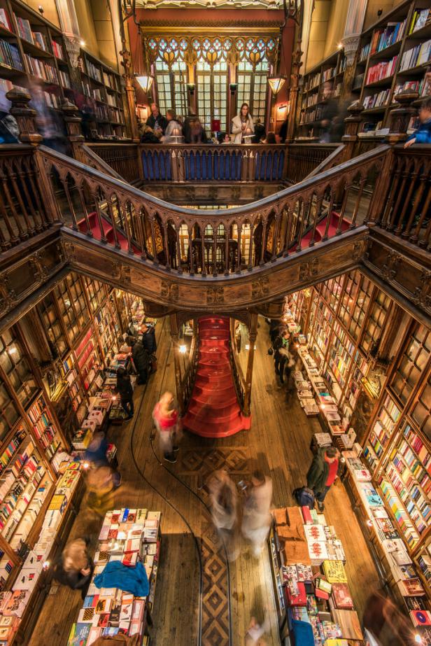Die Livraria Lello in Porto, Portugal, mit ihrer markanten roten Treppe und den Bücherregalen.