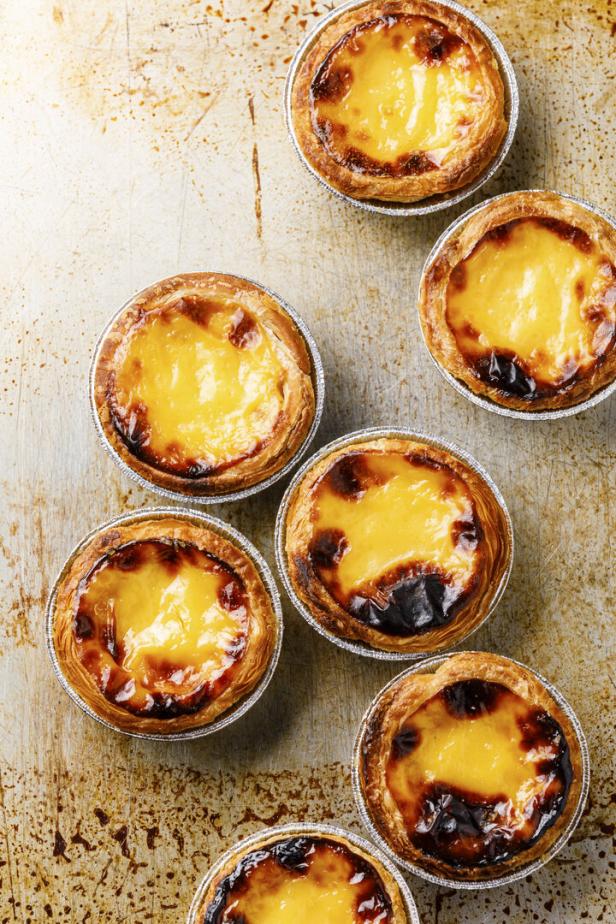 Frisch gebackene portugiesische Eierkuchen (Pastel de Nata).