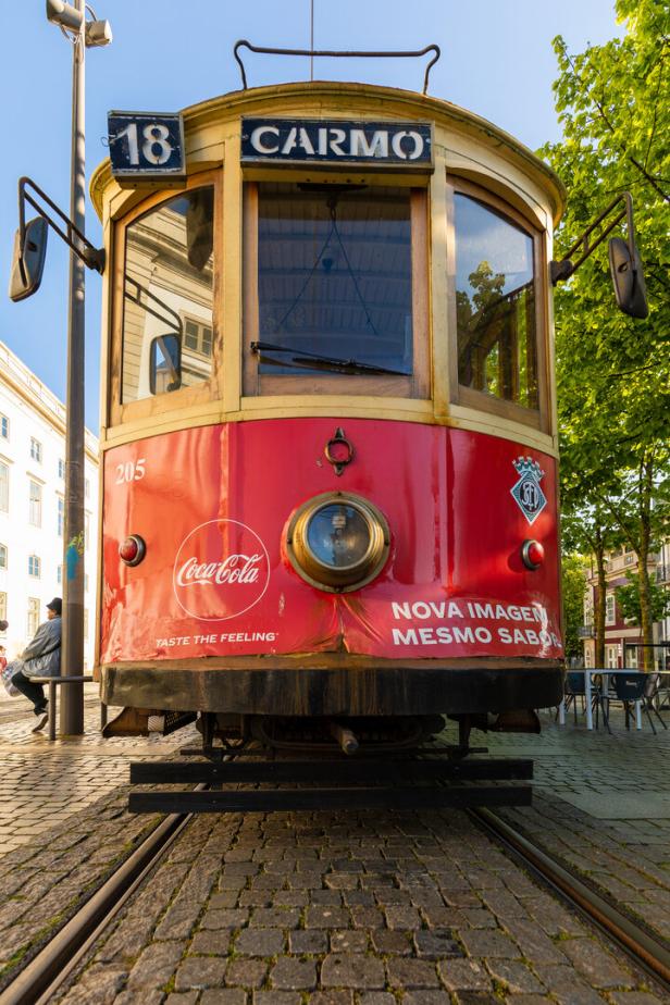 Die Straßenbahnlinie 18 in Porto mit Coca-Cola-Werbung.