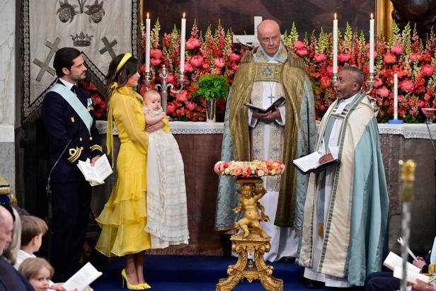 Carl Philip und Prinzessin Sofia mit Bischof Johan Dalman und Pastor Michael Bjerkhagen SWEDEN-ROYALS-CHRISTENING